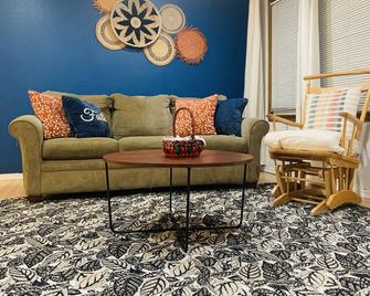 Comfort Away from Home - Entire House, Sleeps 6 - Bethany - Living room
