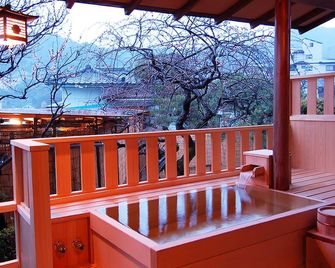 Shin Kadoya - Atami - Balkon