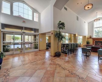 Holiday Inn Express & Suites Manteca City Center By IHG - Manteca - Salónek
