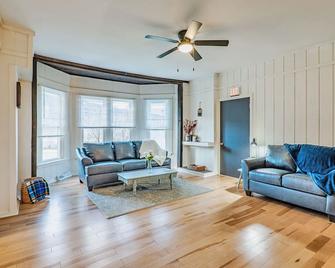 TD Ridge~Ski Retreat~HotTub~Game Room~6 bed 7 Bath~2 Minutes to Bristol Mountain - Canandaigua - Living room