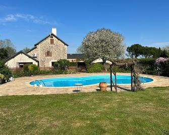 Beautifully renovated Farmhouse with private pool - Saint-Georges-de-Noisné - Piscina