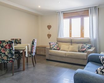 Cangas Relax Apartment with Terrace - Cangas de Onís - Living room