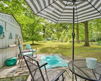 Darling Cottage about 1 Mi to Lake Erie Beach! - North East - Patio