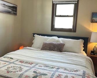 Lake Palestine Paradise. Charming 2-bedroom, 1-bath cottage in Warsaw. - Warsaw - Sypialnia