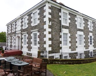 Telford Manor House-The Manor With A Marquee Sleeps30)13 Bedrooms 9 Bathrooms) - Moffat - Budova