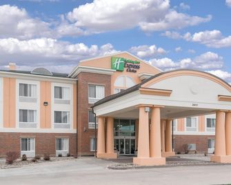 Holiday Inn Express & Suites Ames By IHG - Ames - Building