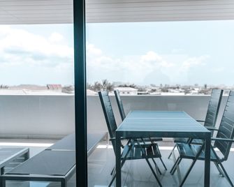 Noord/Gray Door Apartments - Adults Only - Noord - Balcony
