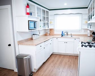 Trail access ✯ Downtown ✯ Pet Friendly & No Cleaning Fee! - Millinocket - Cocina