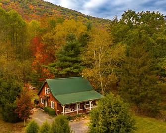 Beautiful Log Cottage Located Along Pine Creek - Wellsboro - Building