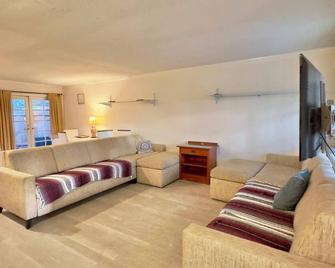 B- Costa Mesa, Newport, Huntington Beach, Family unit - Costa Mesa - Sala de estar