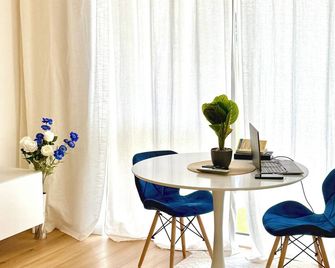 Calm and Modern Flat with Free Parking 10mins on bus to City Centre 1min walk to Bus stop - Košice - Dining room