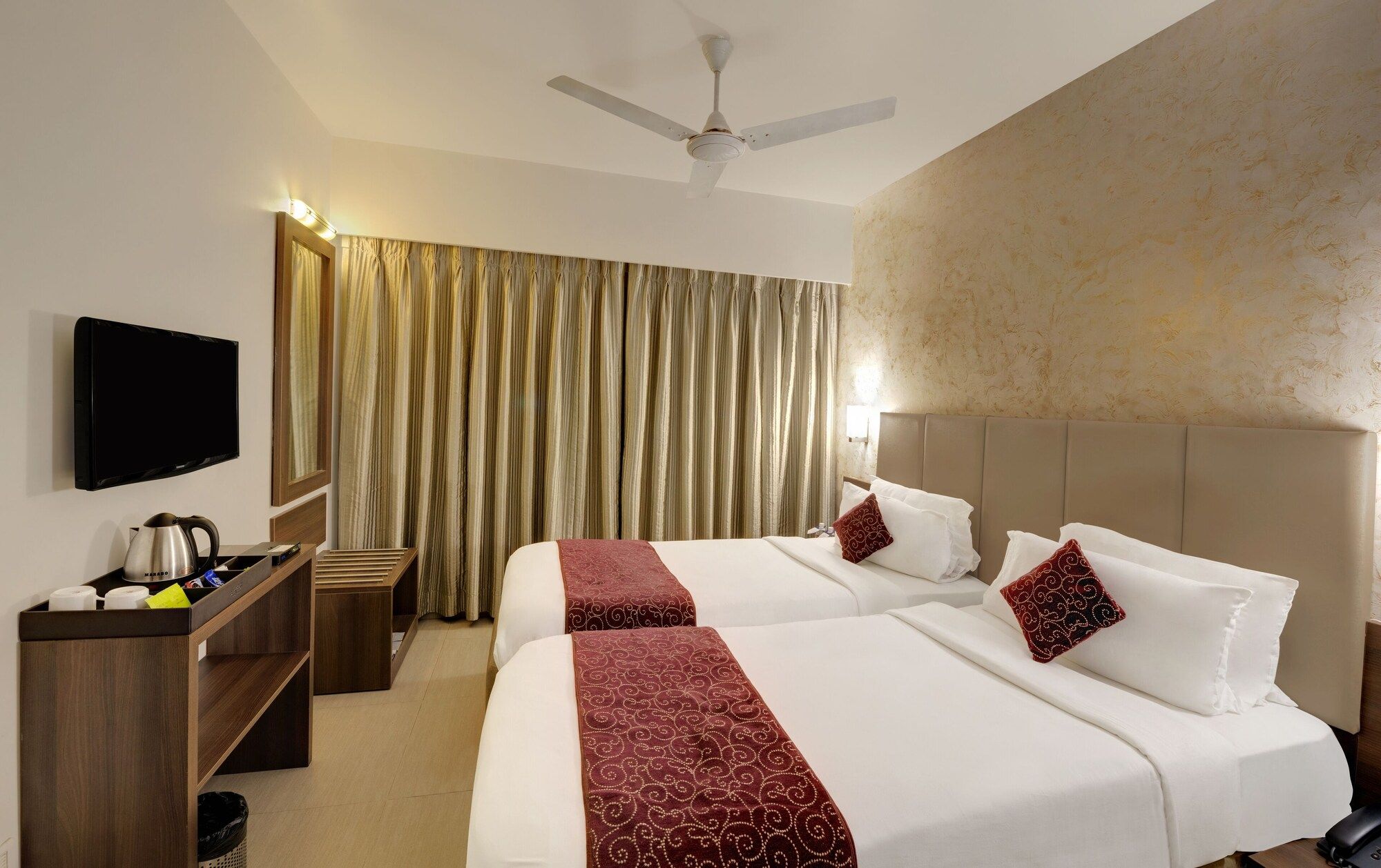 Central Beacon Hotel - Surat - Schlafzimmer