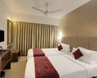 Central Beacon Hotel - Surat - Schlafzimmer