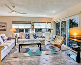 Land's End 8-301 Beach Front - St. Pete Beach - Wohnzimmer