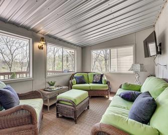 Sweetwater Bluff Home On The Hiawassee with Views! - Hayesville - Living room