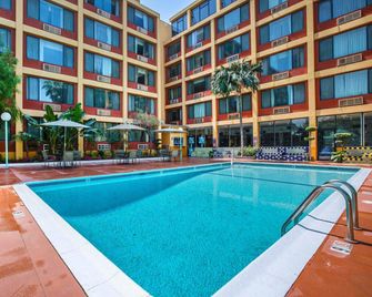 Quality Inn and Suites Montebello - Los Angeles - Montebello - Piscina