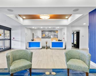 Holiday Inn Express & Suites Mount Airy By IHG - Mount Airy - Front desk