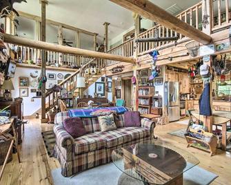 Shenandoah Valley Home - 9 Mi to Natl Park! - Front Royal - Living room