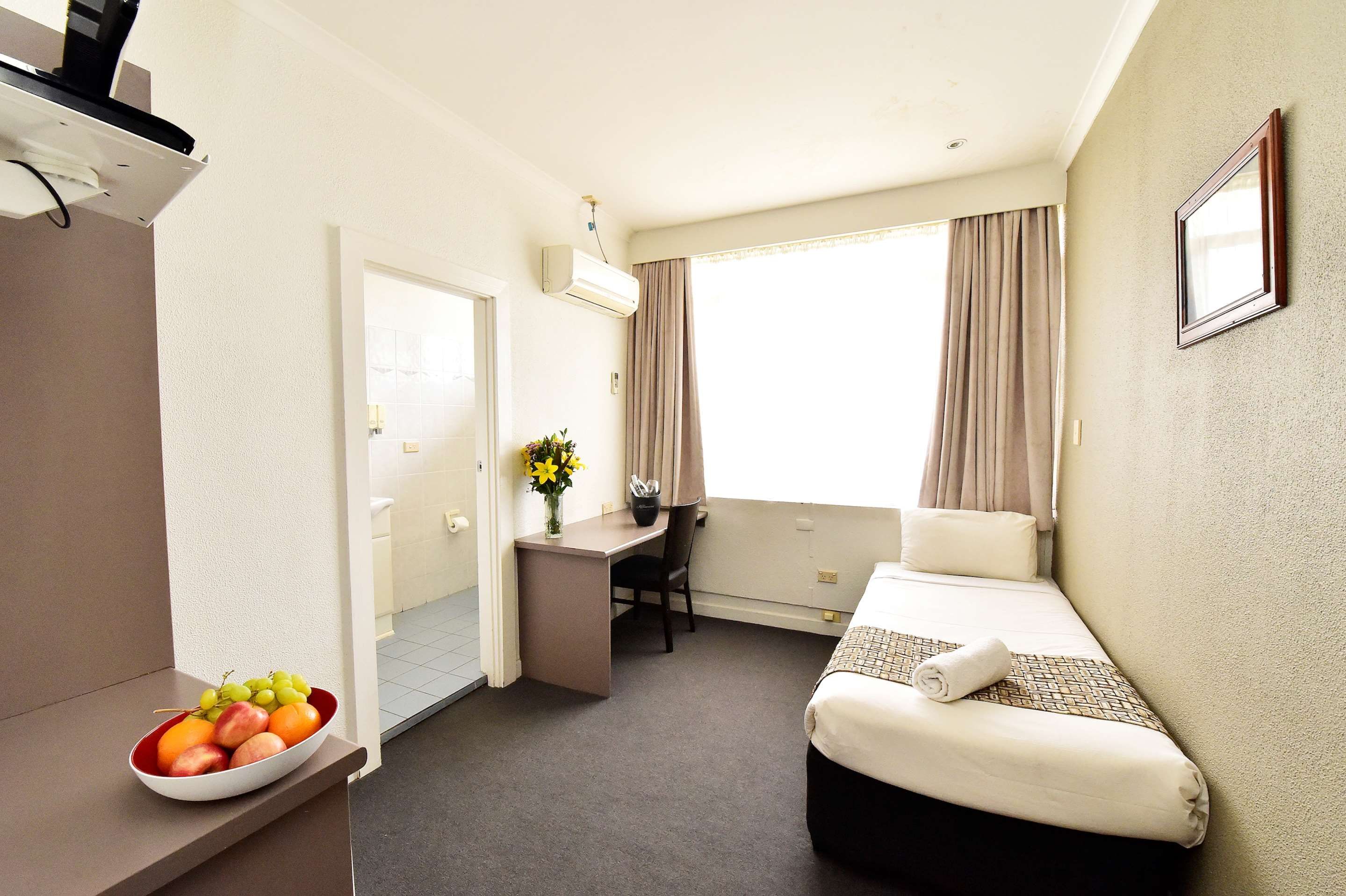 Bedroom view of Diplomat Hotel Alice Springs