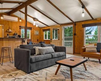 Sunset Cabin - 15 min to SNP - Elkton - Living room