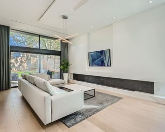 Urban Modern Abode in SouthEnd Charlotte (with EV Charger) - Charlotte - Living room