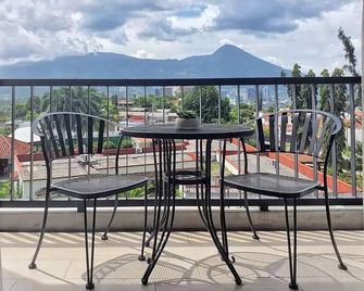 Avitat Joy 5-Star Cozy Studio Pool&Gym near Malls - Antiguo Cuscatlán - Balcón