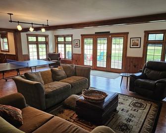 Schroon Lake Waterfront - Hot Tub - Sleeps 19 - Pottersville - Living room