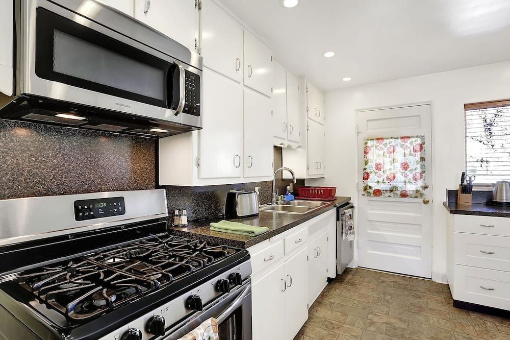 Your home in Nob Hill, Explore Route 66 fun & adventure 2 beds, 1 bath, walkable - אלבקורקי - מטבח