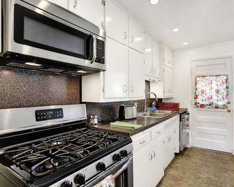 Your home in Nob Hill, Explore Route 66 fun & adventure 2 beds, 1 bath, walkable - 앨버커키 - 주방