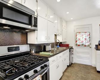 Your home in Nob Hill, Explore Route 66 fun & adventure 2 beds, 1 bath, walkable - אלבקורקי - מטבח