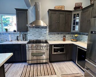 Peaceful & Beautiful Vacation Home- steps away from the river! - Douglas City - Cocina