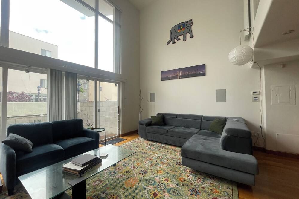Gaslamp Loft - Charming 2-bedroom condo with WiFi, AC in delightful San Diego - سان دييغو - غرفة معيشة