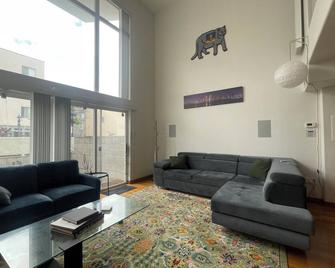 Gaslamp Loft - Charming 2-bedroom condo with WiFi, AC in delightful San Diego - سان دييغو - غرفة معيشة