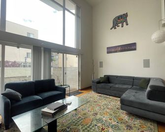Gaslamp Loft - Charming 2-bedroom condo with WiFi, AC in delightful San Diego - سان دييغو - غرفة معيشة