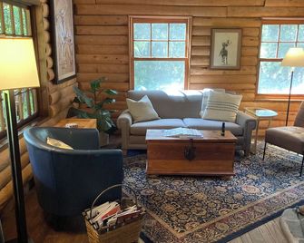 Cozy Log Cabin in the Applegate Valley - Grants Pass - Living room