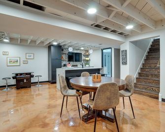 Pet-Friendly Minneapolis Home about 8 Mi to Downtown! - Minneapolis - Dining room