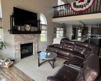 Fox River Townhouse- 3 Miles From Eaa Grounds - Oshkosh - Pokój dzienny