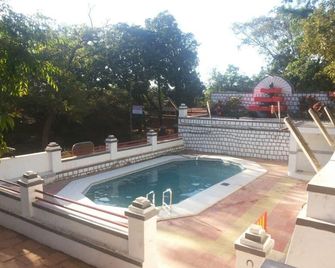 Hotel Paramount - Matheran - Pool