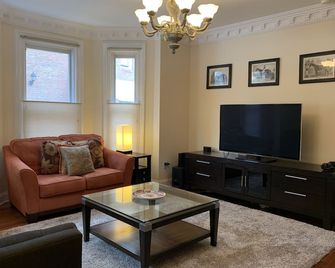 Quaint Two Bedroom in the Heart of Saratoga! - Saratoga Springs - Living room