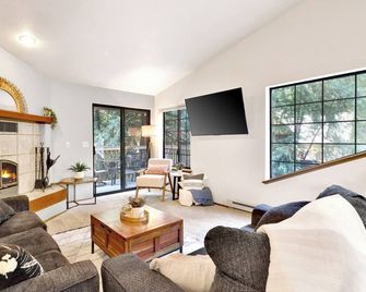 Galbraith Mtn Forest Retreat - pedal to world-class mountain biking trails! - Bellingham - Living room