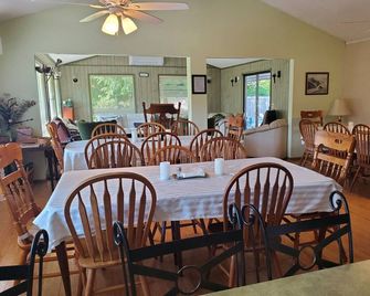 Rustic, Secluded Retreat Center near Copalis Beach - Copalis Beach - Restaurant