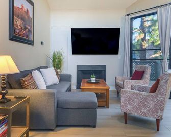 Breezy Mesa Condo with Community Pool and Hot Tub! - Mesa - Living room