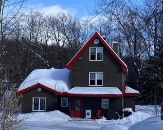Grand Chalet Confortable en Mauricie Dans un Décor Nature à Toutes les Saisons - Grandes-Piles - Bâtiment