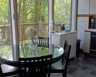 RockinC Cabin. Private cabin in the tall trees. On a120 acre farm. - Owenton - Dining room