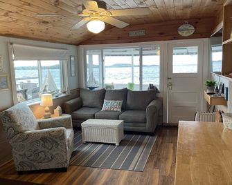 Lake Champlain lakefront cottages with beautiful mountain views. - Colchester - Living room