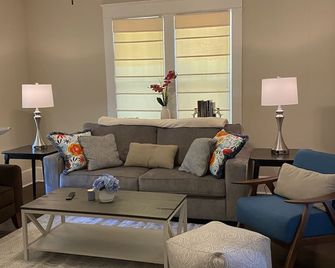 Mill Cottage - Tupelo - Living room