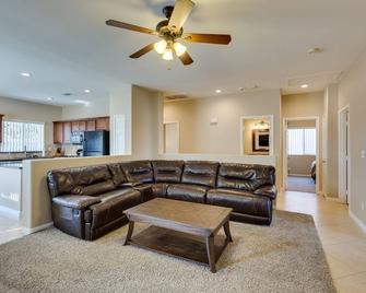 Family Friendly House in Centennial Hills - Las Vegas - Living room