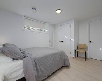 Modern Suite by Royal Alexandra Hospital l Free Parking WiFi Netflix - Edmonton - Bedroom
