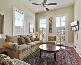 Prime location: Walk to all the French Quarter attractions. Enjoy NOLA with ease - نيو اورليانز - غرفة معيشة