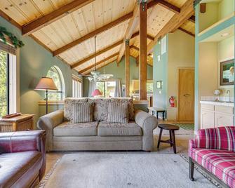 Near Lake and Lifts Tahoe Home with Deck and Views! - Tahoe City - Sala de estar